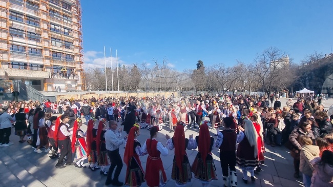 Ученици, учители и родители се хванаха на пъстро хоро, част от инициативата „Да съхраним българското“, в навечерието на 3 март в Стара Загора