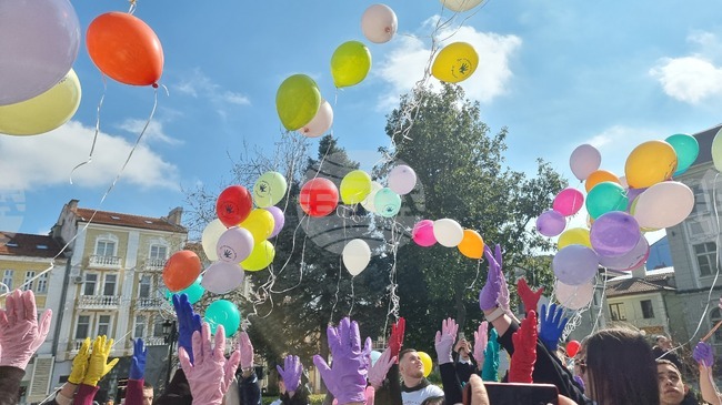 С много разноцветни ръкавици ученици от Пловдив отбелязаха Международния ден на хората с редки болести и пуснаха балони в небето в знак на съпричастност 