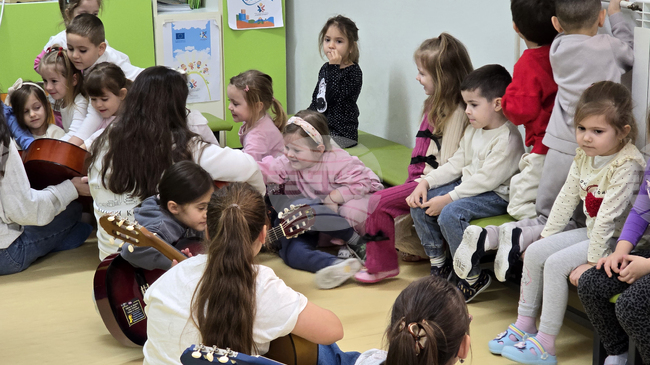 Децата от школата по класическа китара към Народно читалище „Просвета – 1865“ в Гоце Делчев изнесоха концерт в Детска градина „Брезичка“