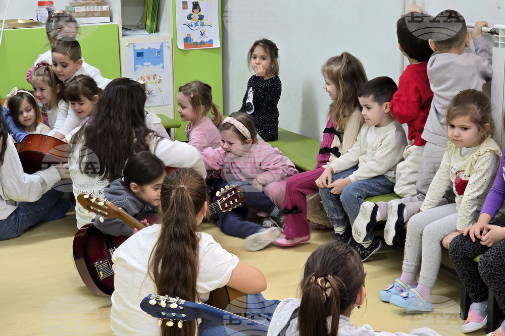 Децата от школата по класическа китара към Народно читалище „Просвета – 1865“ в Гоце Делчев изнесоха концерт в Детска градина „Брезичка“