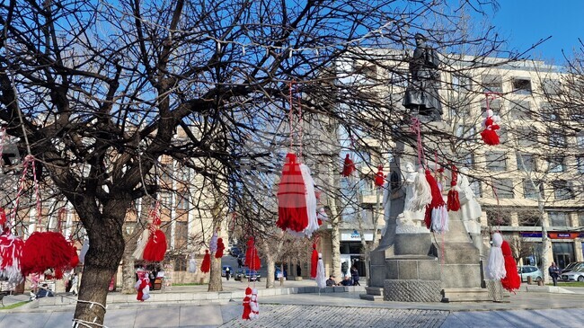 За 14-а поредна година Хасково е с първомартенска украса по дърветата на централните улици, изработена от деца и ученици