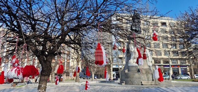 За 14-а поредна година Хасково е с първомартенска украса по дърветата на централните улици, изработена от деца и ученици
