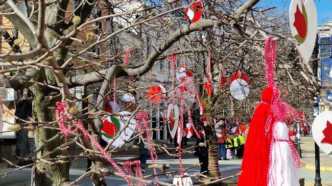 210 безплатни мартеници раздават преди мача Етър - Миньор