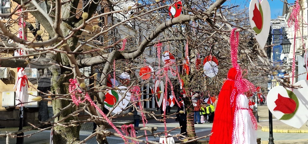 210 безплатни мартеници раздават преди мача Етър - Миньор