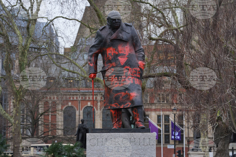 Защо статуята на Уинстън Чърчил на Площада на парламента в Лондон стана обект на вандализъм