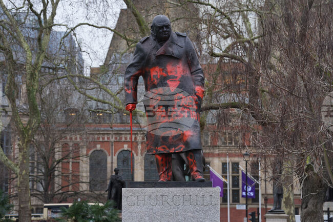 Защо статуята на Уинстън Чърчил на Площада на парламента в Лондон стана обект на вандализъм