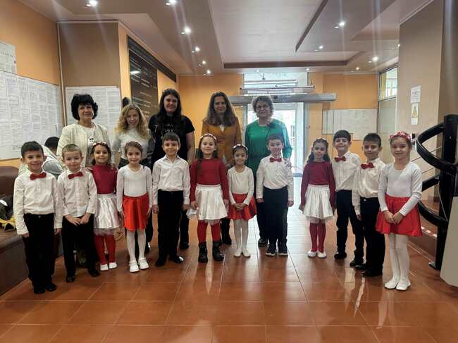 Деца от ДГ №13 „Пролет“ поздравиха служителите на Областна администрация Стара Загора за Баба Марта