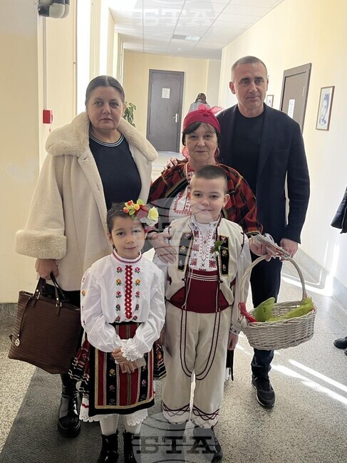 Над 100 ръчно изработени мартеници раздадоха Баба Марта, Пижо и Пенда в общинската администрация в Угърчин