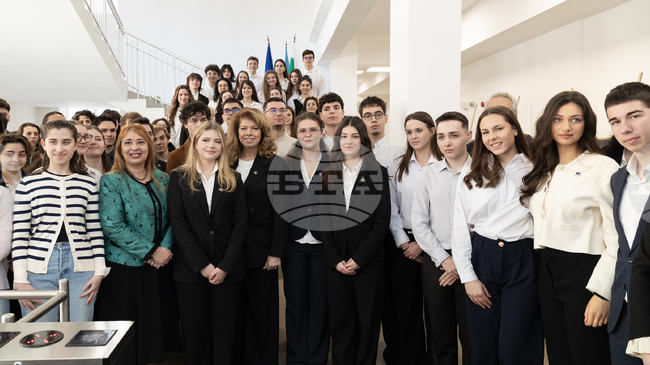  През очите на младите намираме правилните решения в бързо променящия се свят, каза президентът Илияна Йотова при откриването на изложба във Френската гимназия