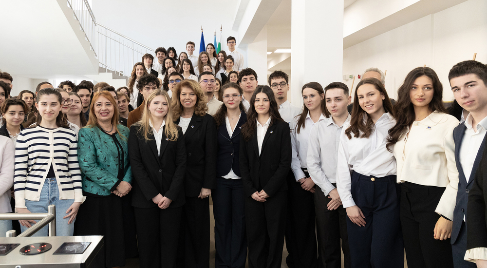  През очите на младите намираме правилните решения в бързо променящия се свят, каза президентът Илияна Йотова при откриването на изложба във Френската гимназия