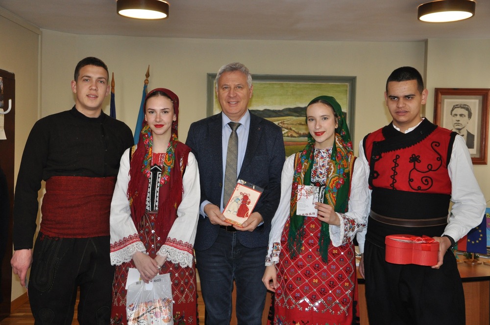 Пъстри носии, мартеници и усмивки превърнаха Община Разлог в празник