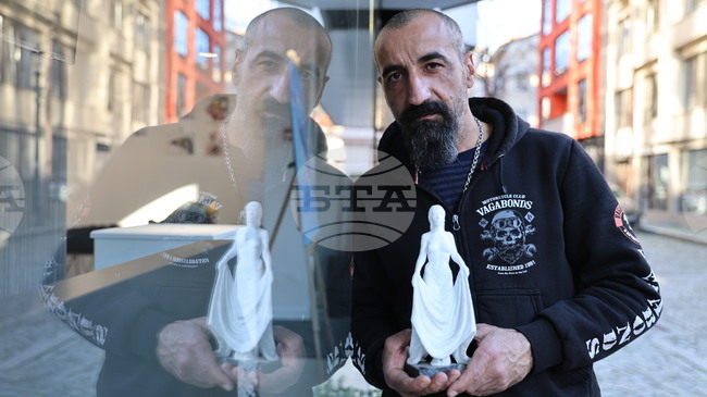 Пловдивският скулптор и художник Ангел Каравланов дарява творбите си на училища, църкви и манастири из цялата страна 