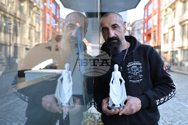 Пловдивският скулптор и художник Ангел Каравланов дарява творбите си на училища, църкви и манастири из цялата страна 