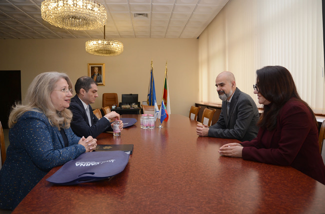 Община Варна: Заместник-кметовете Снежана Апостолова и Павел Попов обсъдиха подготовката за предстоящия сезон с министъра на туризма