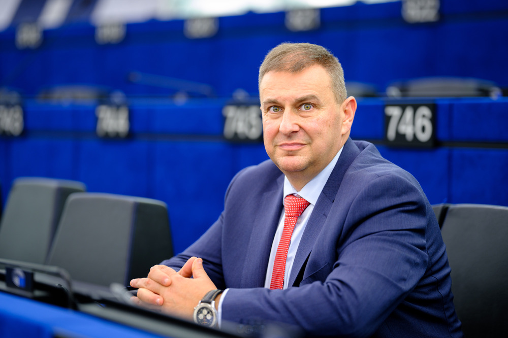 ПП ГЕРБ: Евродепутати поискаха мерки срещу несправедливи такси за деца в самолетите