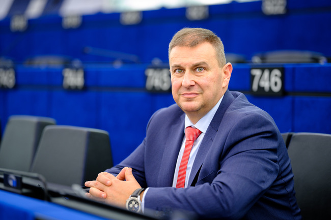 ПП ГЕРБ: Евродепутати поискаха мерки срещу несправедливи такси за деца в самолетите