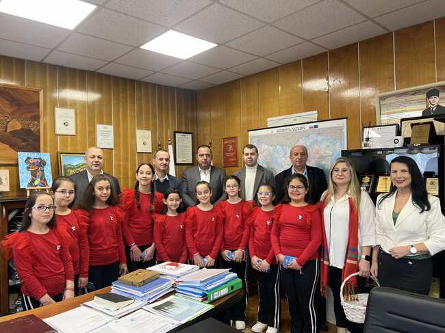 Деца закичиха с мартеници ръководството на Община Ардино по повод Баба Марта