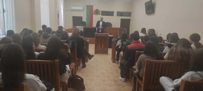 Близо 80 гимназисти от Търговище се запознаха с действията по разпознаване на лица и предмети в образователна програма на съда
