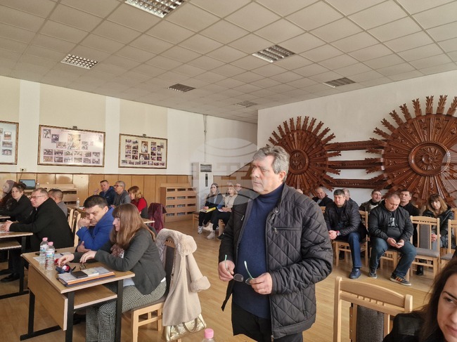 Общински съветник поиска яснота за прекратената поръчка за рехабилитация на пътни участъци между Севар и Кубрат, Каменово и Равно