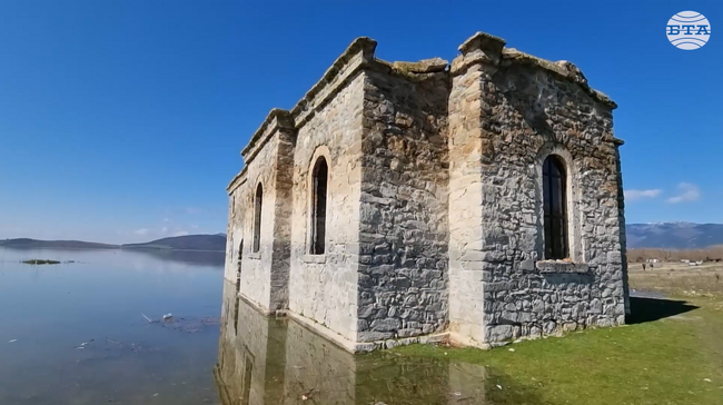Водите на язовир „Жребчево“ отново достигнаха Потопената църква
