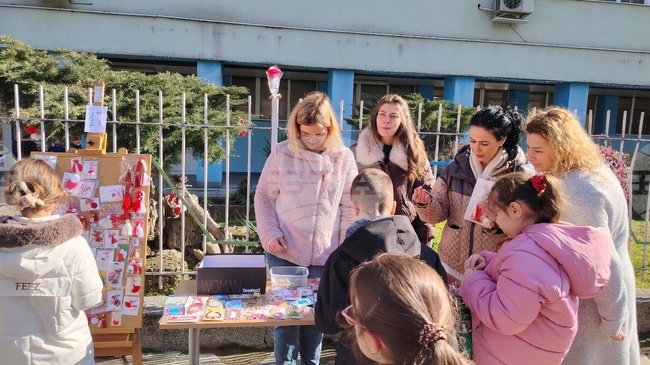 Благотворителен базар „Мартеничка с кауза“ организираха в ловешко училище