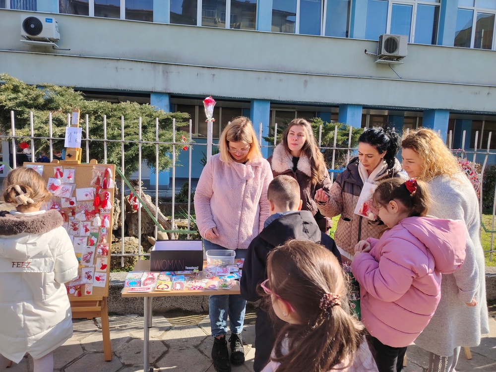 Благотворителен базар „Мартеничка с кауза“ организираха в ловешко училище