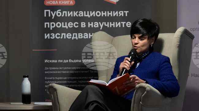 Млад учен от БАН представи първата по рода си книга в помощ на българските учени в международния публикационен процес