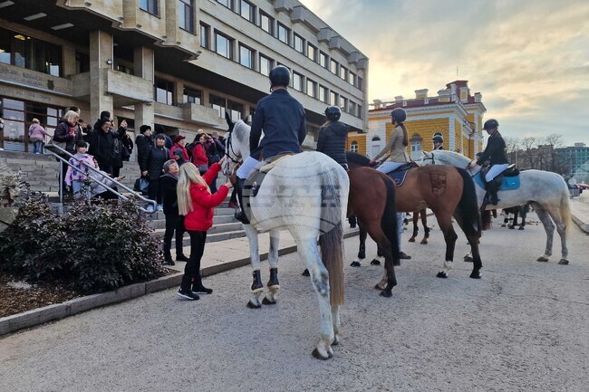 Конно шествие организираха в Шумен клубове по конен спорт по повод Тодоровден 