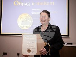 Доц. д-р Мария Митева е първият носител на наградата „Образ и текст“ в памет на Ружа Маринска. Снимка: Фондация „Център българо-европейски културни диалози"