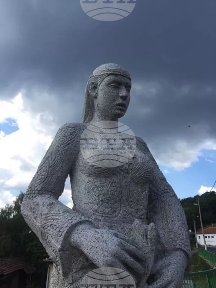 Пловдив - Ангел Каравланов - скулптор