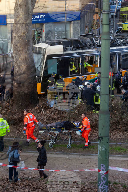 Двама загинали и най-малко 39 ранени при дерайлиране на трамвай в Милано