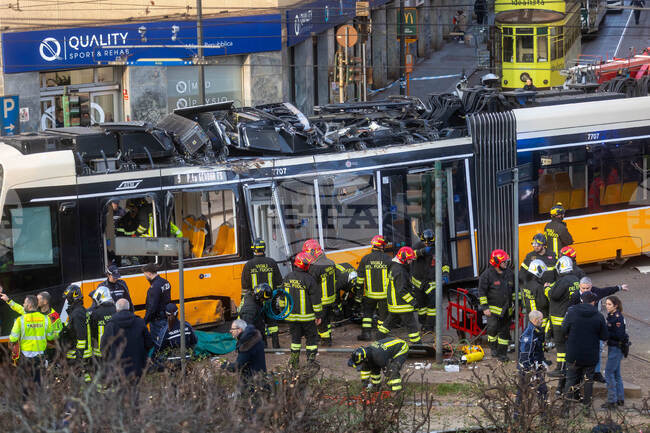 Ватманът на дерайлиралия трамвай в Милано разказа, че се е почувствал зле, докато е управлявал превозното средство