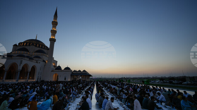 Експлозии отекнаха в Дубай и Абу Даби; американски военни бази в Кувейт и Бахрейн бяха обстрелвани от Иран