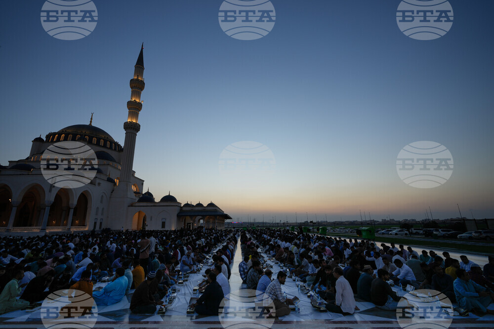 Експлозии отекнаха в Дубай и Абу Даби; американски военни бази в Кувейт и Бахрейн бяха обстрелвани от Иран