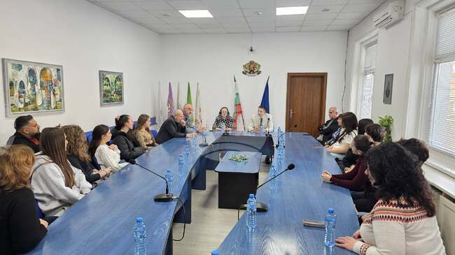 Среща на поколенията събра ученици и областни управители на Търговище в различни периоди