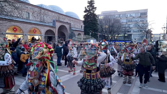 Пъстро шествие и концерт-спектакълът "Огън и лед" дадоха началото на 27-ия фестивал "Кукерландия" в Ямбол