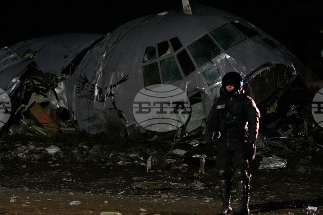 Товарен самолет, превозващ пари, се разби край столицата на Боливия; най-малко 20 души загинаха, съобщиха властите