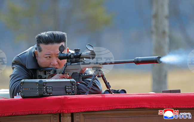 Севернокорейският лидер Ким Чен-ун ръководи артилерийски стрелби в чест на годишнината от рождението на основателя на държавата Ким Ир-сен