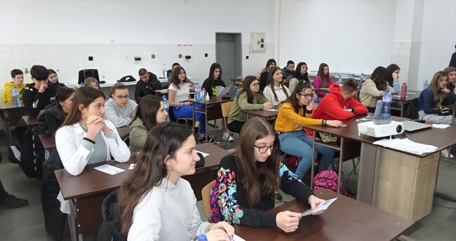 Окръжен съд – Разград: Опасностите в интернет и защитата на личните данни дискутираха съдия и деветокласници в Езиковата гимназия