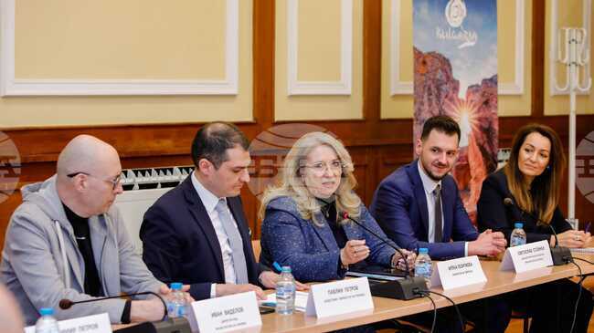 Служебният министър Ирена Георгиева проведе срещи с бизнеса и общините за подготовката за летния туристически сезон 