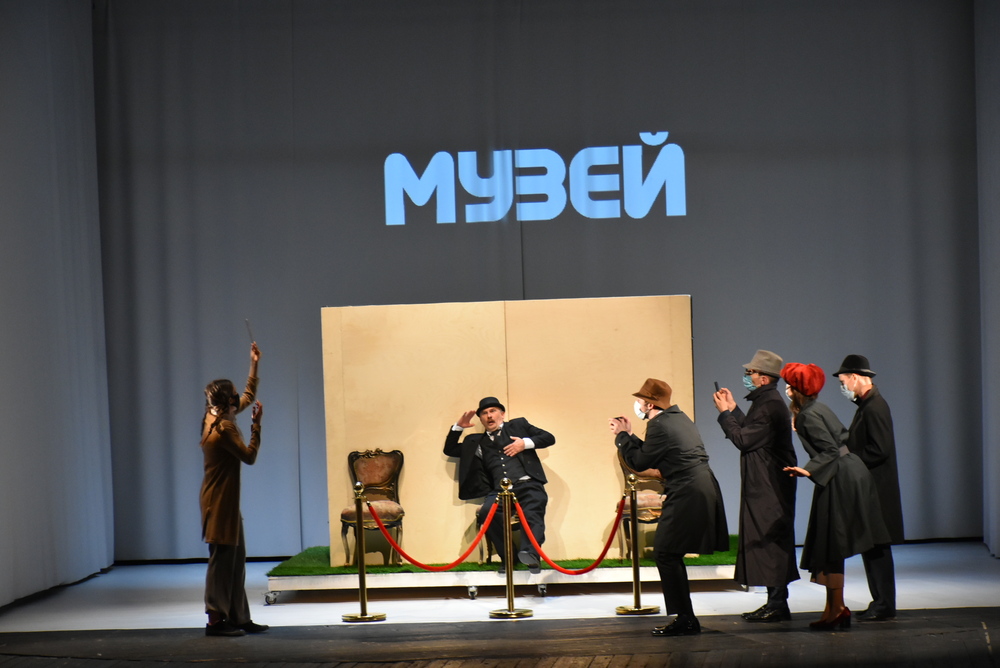 Община Ловеч: Премиерата на спектакъла „Седемте стола“ в Ловеч покори публиката