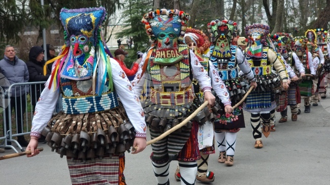 Оглушително кукерско сборище превзе Ямбол в първия ден от състезателните дефилета на „Кукерландия 2026”