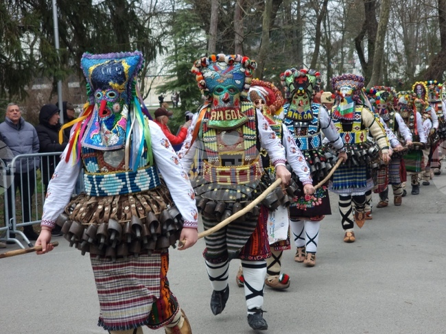 Оглушително кукерско сборище превзе Ямбол в първия ден от състезателните дефилета на „Кукерландия 2026”