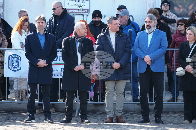 Смените на директори на областни дирекции на МВР ще бъдат повече от пет, съобщи служебният министър на вътрешните работи Емил Дечев