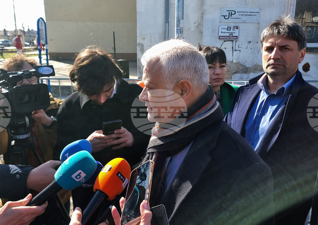 Нямаме информация за опасност за България, заяви служебният вътрешен министър Емил Дечев във връзка с военната ескалация между Израел и Иран