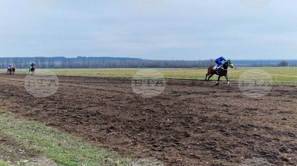Конни състезания по гладко надбягвне и прескачане на препятствия се състояха в Шумен на Тодоровден