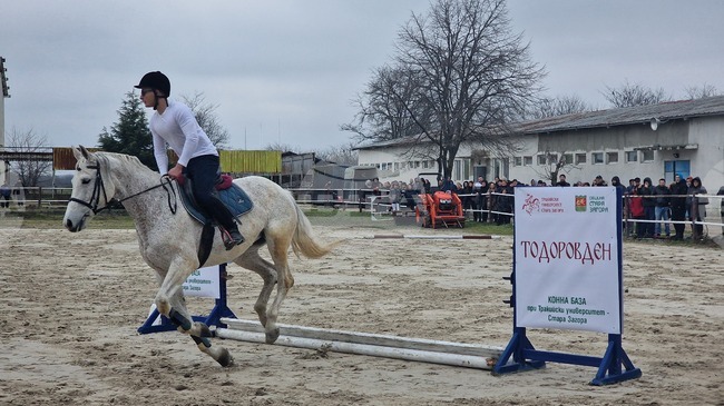 В Стара Загора се проведоха традиционните конни състезания по случай Тодоровден, включиха се 33 жокеи
