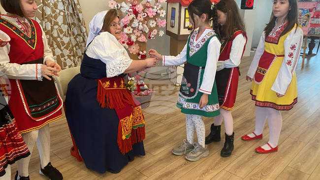 В българското неделно училище "Св. Св. Кирил и Методий" в Истанбул посрещнаха Баба Марта с тържество и базар за мартеници