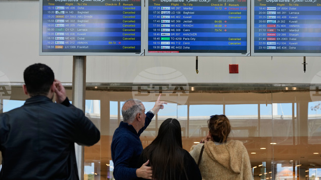 Стотици хиляди пътници блокирани след спирането на полети заради ударите срещу Иран