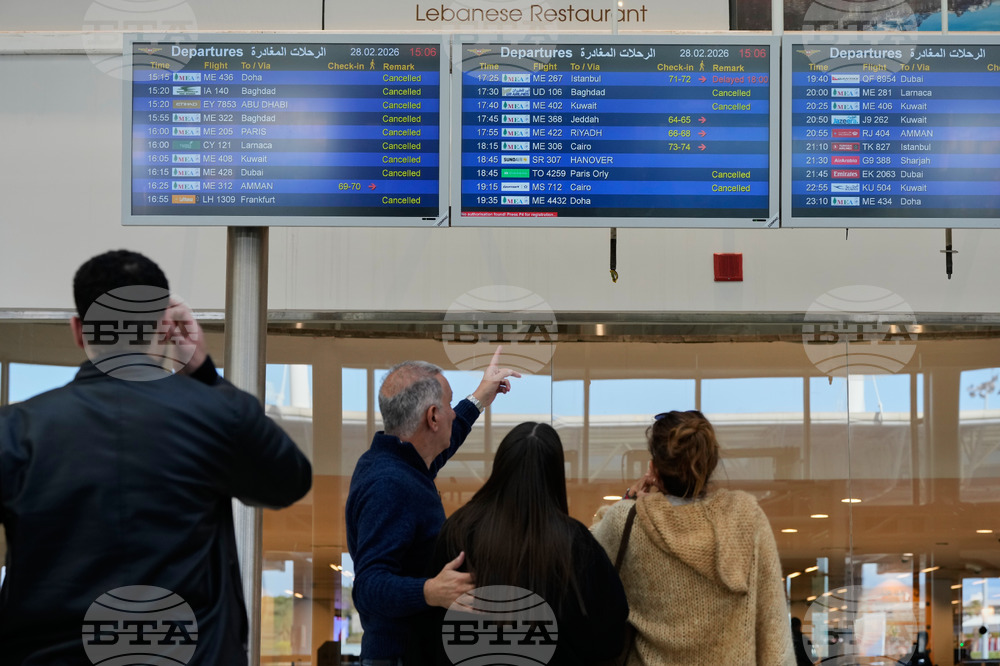 Стотици хиляди пътници са блокирани след спирането на полети заради ударите срещу Иран